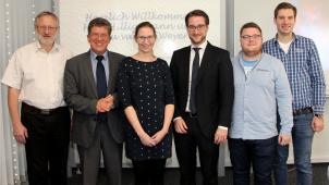 <p>Daniel Hilligsmann (3.v.r.) und Emilie van de Weyer (links neben ihm), Berater im Stab des Ministers der Deutschsprachigen Gemeinschaft, besuchten das Westfälische Energieinstitut, um sich über Möglichkeiten der Energiewende weg von fossilen Brennstoffen und Atomstrom zu informieren.</p>