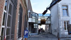 <p>Die „Glasbrücke“ an der linken Flanke des Eupener Rathauses wird derzeit abgetragen. Der Abriss ist Teil der letzten Bauphase des Justizgebäude-Projekts.</p>