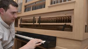 <p>Laurent Schmitt wurde im Orgelbaubetrieb Schumacher in Eupen ausgebildet und nahm Unterricht an der renommierten Oscar-Walcker-Schule in Ludwigsburg bei Stuttgart.</p>