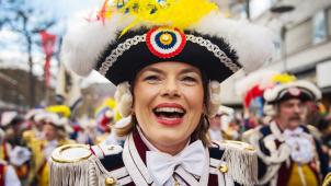 <p>Ein Archivfoto von Julia Klöckner beim Rosenmontagsumzug 2017. Foto: dpa</p>