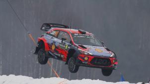 <p>Thierry Neuville und Nicolas Gilsoul mit ihrem Hyundai i20 Coupé WRC bei einem spektakulären Sprung. Foto: AFP</p>