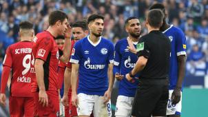 <p>Je eine Rote Karte gab es für Schalke und für Freiburg. Das Spiel endete torlos 0:0. Foto: dpa</p>