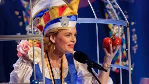 <p>Die neue Ritterin Julia Klöckner mit frischen Tomaten im Aachener Narrenkäfig. Foto: dpa</p>
