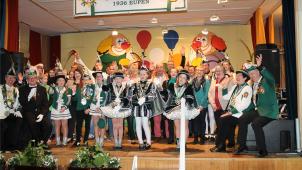 <p>Die ehemaligen Kinderprinzen und ihre Pagen stellten sich gemeinsam mit Lewin I. zum Gruppenfoto auf.</p>