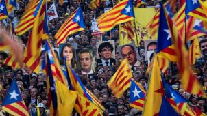 <p>Barcelona: Demonstranten tragen Fahnen und Bilder der ehemaligen katalanischen Regierungsmitglieder.</p>