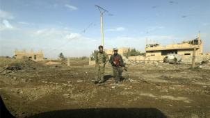 <p>Mitglieder der Syrischen Demokratischen Kräfte in Baghus. Nur noch in einem kleinen Teil des Ortes an der syrisch-irakischen Grenze hielten sich noch einige IS-Kämpfer verschanzt.</p>