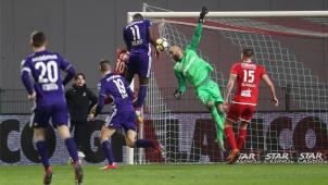 <p>Der Moment, der Anderlechts Coach Fred Rutten glücklich machte. Yannick Bolasie nickt zum entscheidenden 1:0 ein.</p>