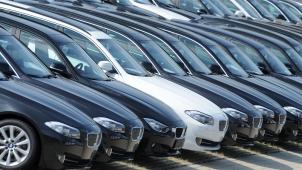 <p>Die Bundesregierung sucht angesichts drohender US-Strafzölle auf europäische Autos weiter eine Lösung am Verhandlungstisch. Das US-Handelsministerium hatte Präsident Donald Trump laut übereinstimmenden Medienberichten eine Einschätzung dazu vorgelegt, ob der Import von Autos und Zulieferteilen die nationale Sicherheit des Landes beeinträchtigt.</p>