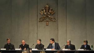 <p>Der Jesuit Hans Zollner (v.l.), Erzbischof Charles Scicluna, Kardinal Blase J. Cupich, Alessandro Gisotti, Pressesprecher ad interim des Vatikans, Federico Lombardi, ehemaliger Pressesprecher des Vatikans, und Schwester Bernadette Reis gaben eine Pressekonferenz anlässlich eines Missbrauchs-Gipfels im Vatikan.</p>
