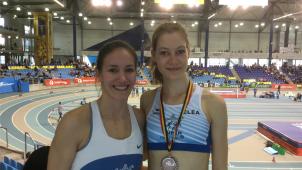 <p>Eléa Henrard (rechts) sicherte sich bei der Hallenlandesmeisterschaft der Leichtathletin die Bronzemedaille über 1.500 Meter. Marie Fickers (links) landete über 400 Meter auf dem sechsten Rang.</p>