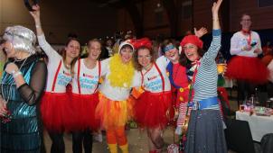 <p>Zur Damensitzung werfen sich die Besucherinnen gerne in Schale und zeigen kreative Kostüme.</p>