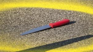 <p>Mit einem Messer war das Opfer bei dem Vorfall in der Eupener Neustraße verletzt worden. Illustrationsfoto: Daniel Bockwoldt/dpa</p>