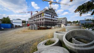 <p>Das Seniorenheim Leoni entsteht im Herzen von Kelmis. Bauherr ist die Interkommunale Inago. Die Kelmiser Opposition warfdaher der Mehrheit vor, sie schmücke sich im Richtlinienprogramm mit fremden Federn. Archivbild</p>