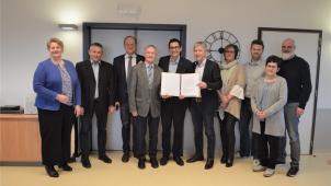 <p>Minister Antonios Antoniadis (SP) erhielt aus den Händen der Vertreter von Vivias und Klinik St. Josef den gemeinsamen Projektantrag. Die Bürgermeister der fünf Eifelgemeinden unterstützen das Projekt.</p>