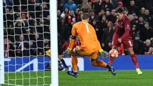 <p>Liverpools Roberto Firmino (rechts) versuchte vergeblich, Torwart Manuel Neuer (links) von München mit einem Schuss zu überwinden.</p>