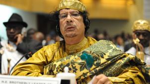 <p>Gaddafi hatte über ein Geflecht aus geheimen Briefkastenfirmen, geheimen Konten und undurchsichtigen Firmenbeteiligungen ein Vermögen auf Seite geschafft, das auf bis zu 200 Milliarden Dollar geschätzt wird.</p>