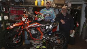 <p>Alain Voermans, sein Vater Jack und die KTM 250.</p>