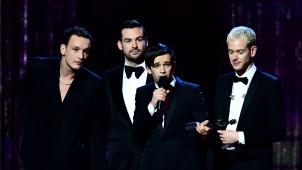 <p>Matt Healy (2.v.r) von der Band The 1975 steht mit seiner Band im Rahmen der Brit Awards 2019 in der O2 Arena auf der Bühne und nimmt die Auszeichnung für das beste britische Album des Jahres an. Die Awards des British Record Industry Trust zählen zu den wichtigsten Pop-Preisen der Welt.</p>