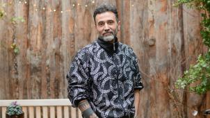 <p>Der syrische Regisseur Talal Derki. Regisseur Talal Derki stammt aus Syrien und lebt mittlerweile in Deutschland. Mit seinem Dokumentarfilm über Kinder unter Islamisten („Die Kinder des Kalifats“) hofft er auf den wichtigsten Filmpreis der Welt.</p>