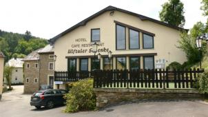 <p>Die Ulftaler Schenke an einem vergangenen Sommertag: Das Hotel-Restaurant soll auch in Zukunft eine beliebte Anlaufstelle für Touristen bleiben.</p>