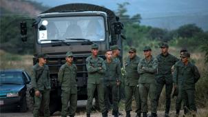 <p>Grenze dicht: Soldaten bewachen den zur Eingang zur Tienditas-Brücke, die Venezuela mit Kolumbien verbindet.</p>
