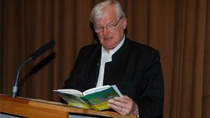 <p>Professor Manfred Peters setzt sich für die deutsche Sprache ein.</p>