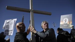 <p>Opfer von sexuellem Missbrauch und Mitglieder des ECA (Ending Clergy Abuse) demonstrieren mit einem Holzkreuz am dritten Tag des Gipfeltreffens der Katholischen Kirche.</p>