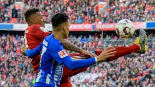 <p>Jerome Boateng vom FC Bayern München (hinten) und Davie Selke von Hertha im Zweikampf um den Ball.</p>