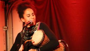 <p>Esinam Dogbatse nutzt Instrumente und elektronische Hilfsmittel.</p>