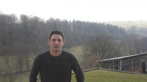 <p>Für den vierfachen Familienvater Patrick Heyen aus Halenfeld ist das Pendeln zwischen seinem Milchviehbetrieb und dem Gemeindehaus in Amel ein mitunter schwieriger Spagat, der nur dank der Unterstützung seiner Familie möglich ist.</p>