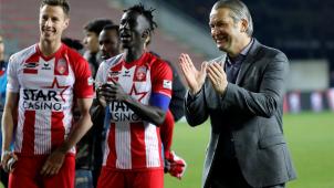 <p>Mouscron und Trainer Bernd Storck (r.) glänzen mit sechs Siegen in Folge - u. a. gegen Anderlecht, Gent und Genk.</p>