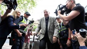 <p>Für den Vatikan ist der Schuldspruch gegen den australischen Kardinal George Pell (Bild) eine Katastrophe. Doch Papst Franziskus will noch nicht sofort durchgreifen.</p>