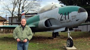 <p>Zlatan Crnalic, ehemaliger bosnisch-serbischer Kampfpilot und Oberst i.R., steht auf dem Flughafen. Crnalic überlebte am 28. Februar 1994 über Bosnien ein Luftgefecht mit amerikanischen F16-Jets.</p>