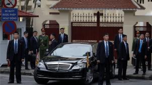 <p>Leibwächter des nordkoreanischen Machthabers Kim stehen neben seinem Fahrzeug vor der nordkoreanischen Botschaft in Hanoi.</p>