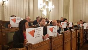 <p>Zu Beginn der Sitzung des Vervierser Gemeinderates am Montagabend hielten die Vertreter mehrerer Parteien Zettel mit der Aufschrift „Liberté de manifester = liberté fondamentale“ (deutsch: „Demonstrationsrecht = Grundrecht“).</p>