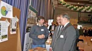 <p>Der ostbelgische Stand „100 Dörfer – eine Zukunft“ mit Gilbert Küpper bekam Besuch von den Landräten Dr. Joachim Streit (Eifelkreis Bitburg-Prüm) und Günter Rosenke (Euskirchen).</p>