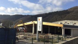 <p>Im Zuge der Umbaumaßnahmen in der Colruyt-Niederlassung in Malmedy wurde das bestehende Geschäftsgebäude zum Teil abgerissen. Der gesamte Komplex wird um ca. 15 Meter nach hinten verlegt.</p>