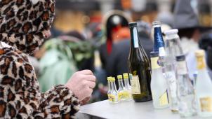 <p>Zwischen 16 und 18 Jahren sind alkoholische Getränke wie Bier, Wein und Sekt erlaubt (> 0,5 Vol.%). Hochprozentiger, destillierter Alkohol (über 1,2 Vol.%), darf auch in gemixter Form von Jugendlichen unter 18 Jahren nicht konsumiert werden.</p>