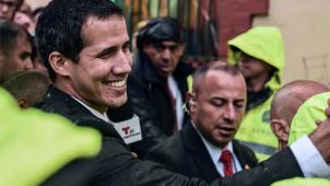 <p>Juan Guaidó hat trotz der Gefahr, festgenommen zu werden, eine baldige Rückkehr in sein Land angekündigt.</p>