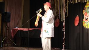 <p>„D‘r Tulpenheini“ auf der Bühne in Köln in der Residenz am Dom: Roland Paquot ist seit fast 25 Jahren in dieser Rolle unterwegs.</p>