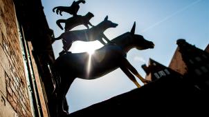 <p>Seit 66 Jahren steht in Bremen am Rathaus auch eine Bronzefigur der vier Tiere, die bei Touristen äußerst beliebt ist.</p>