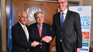 <p>Direktoriumsvorsitzender Dr. Jürgen Linden (links) und Aachens Oberbürgermeister Marcel Philipp (rechts) trugen am Dienstag dem Generalsekretär der Vereinten Nationen, António Guterres (M.), im Palais des Nations in Genf den Aachener Karlspreis 2019 an.</p>