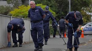 <p>Polizisten inspizieren die Gegend in der Nähe einer Moschee.</p>