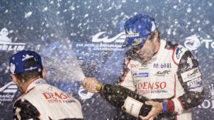 <p>Fernando Alonso feiert seinen Sieg in Sebring.</p>
