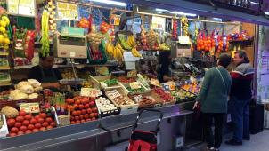 <p>Kunden stehen an einem Stand mit Gemüse und Obst in der Markthalle Antón Martín in Madrid. Gut besuchte Märkte mit frischen Produkten gibt es in Spanien in allen Stadtvierteln. Die Spanier leben neuen Studien zufolge gesünder als alle anderen Menschen der Welt.</p>