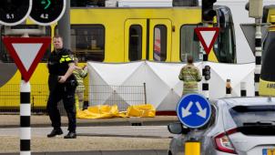 <p>Ein Polizist steht an einem Sichtschutz vor einem Straßenbahnwagen. Nach Angaben der Polizei sollen in der Straßenbahn Schüsse gefallen sein. Ein Mensch starb, mehrere sollen verletzt worden sein.</p>