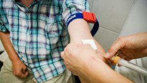 <p>Einem Patienten wird von einem Arzt Blut abgenommen.</p>