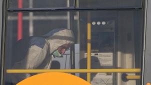 <p>Ein Forensik-Experte sucht nach dem Anschlag in einer Straßenbahn nach Spuren.</p>
