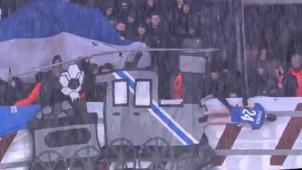 <p>Eine mit Pozuelo-Trikot bekleidete Gummipuppe wurde von einem Zug überfahren.</p>