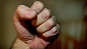 <p>Bei der Schlägerei in der Pigalle in Eupen zückte einer der Täter zudem eine Schreckschusspistole. Illustrationsfoto: dpa</p>